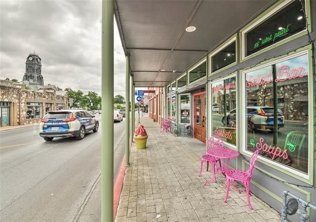 105 W Pearl St, Granbury, TX 76048